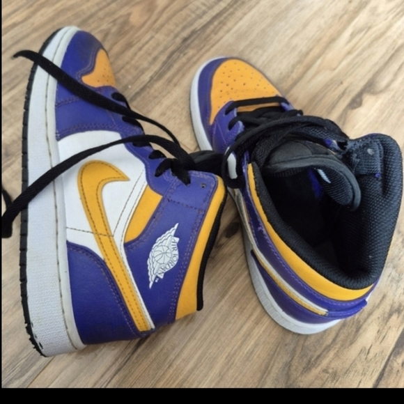 Jordan 1 Mid Lakers Youth Size 4 Sneakers - Picture 5 of 7